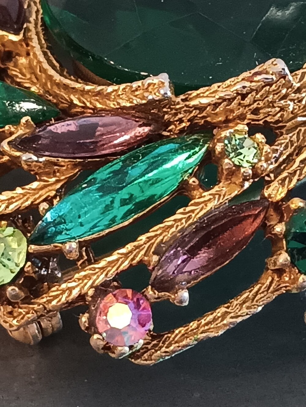 Brooch - Pin Art Deco Green Gold Stone Wreath